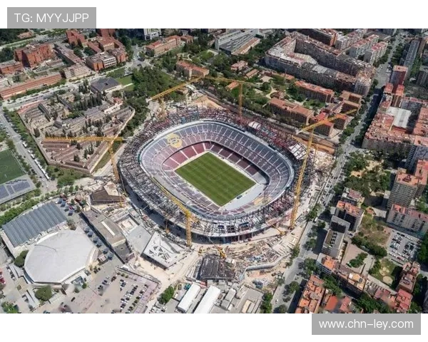 诺坎普球场改建航拍图显示第三层看台改进空间巨大