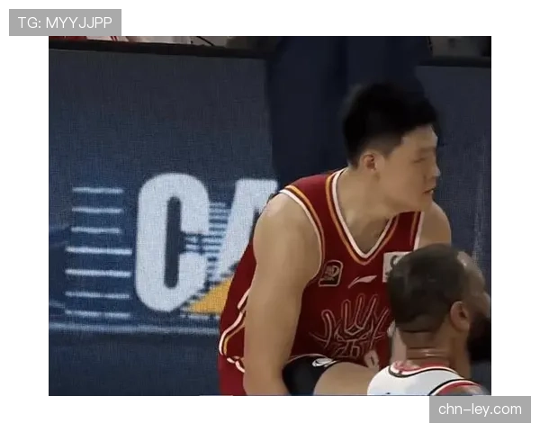 争议判罚：闫军吹罚徐杰防守犯规，杜锋抗议吃到技术犯规